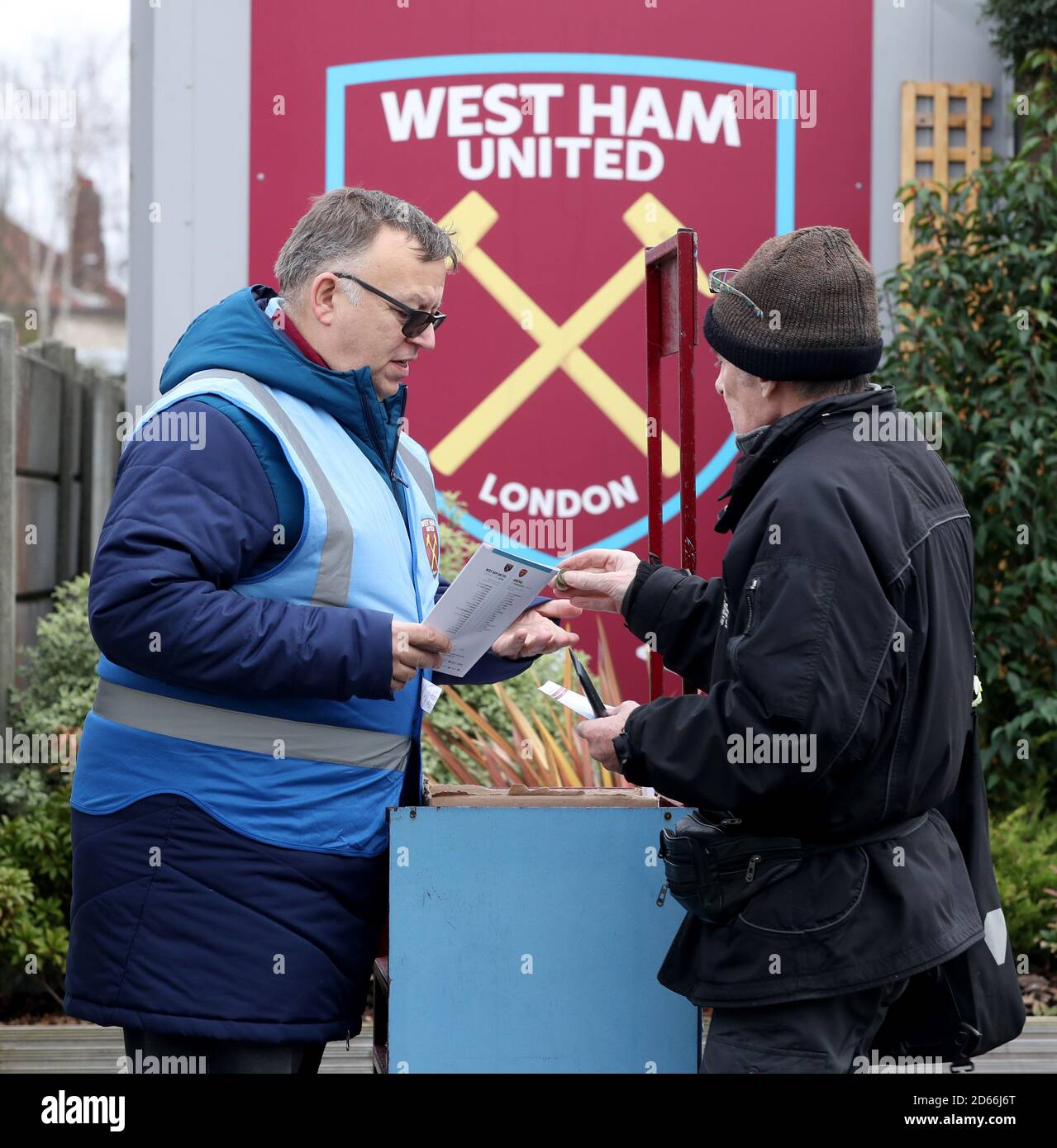 Fans von West Ham Frauen kaufen vor dem Spiel ein Programm Stockfoto