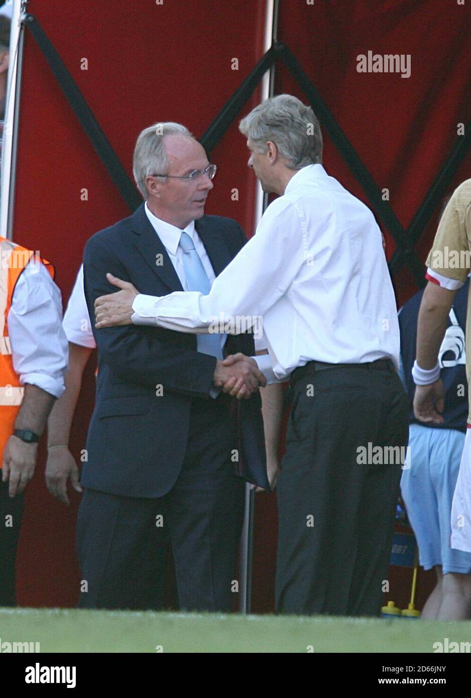 Manchester Citys Manager Sven Goran Eriksson schüttelt sich nach dem letzten Pfiff die Hände mit Arsenals Manager Arsene Wenger. Stockfoto