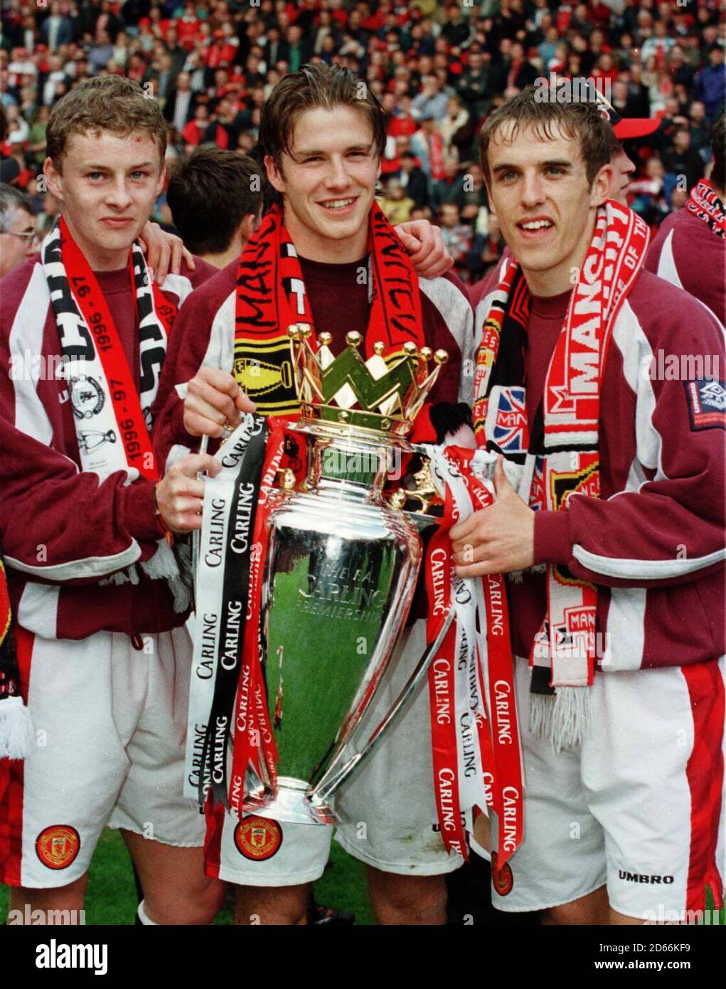 Ole Gunnar Solskjaer (links), David Beckham (Mitte) und Philip Neville feiern mit der Trophäe ... Fußball ... Carling Premier League ... Manchester United ... 11-05-1997 ... ... ... Bildnachweis sollte lauten: Paul Marriott/EMPICS Sport/PA Photos. Eindeutige Referenz-Nr. 230252 ... Fußball - Premiership Junge Fans von Manchester Utd, Carling Premiership Champion's 1996-97 Stockfoto