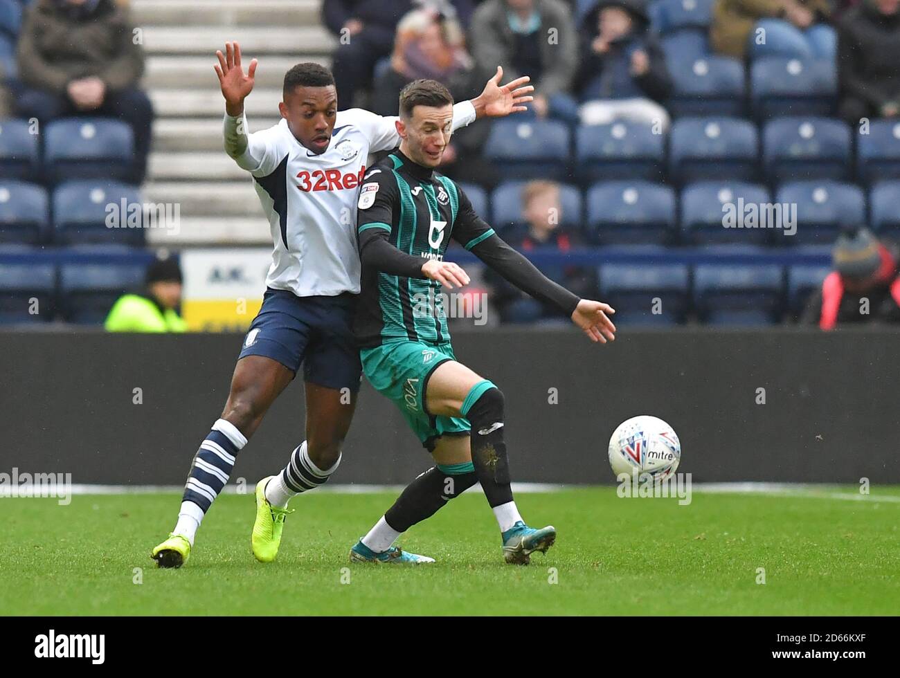 Darnell Fisher (links) von Preston North End kämpft mit Bersant Celina von Swansea City Stockfoto