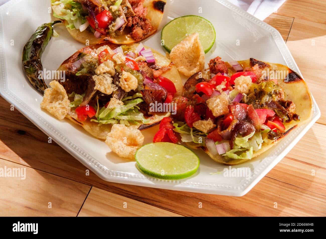 Mexikanische Longaniza Wurst und Steak Street Tacos campechanos mit ... Mexikanische Longaniza Wurst und Steak Street Tacos campechanos mit ...