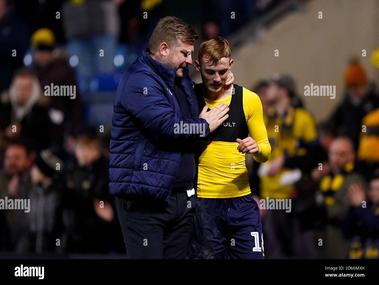 Oxford United-Manager Karl Robinson (links) tröstet Mark Sykes nach der Niederlage Stockfoto