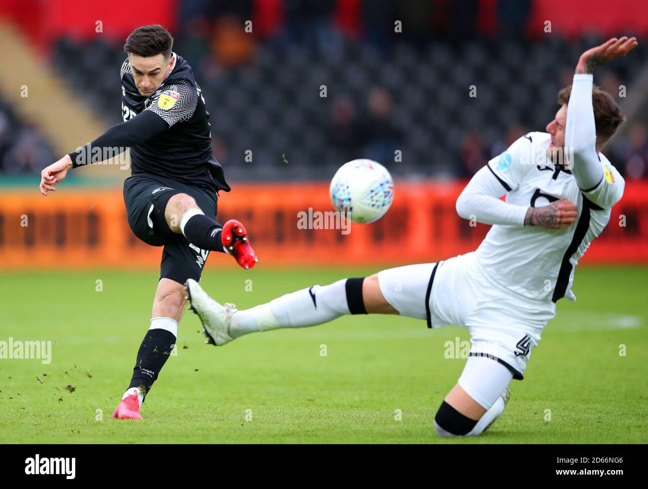 Tom Lawrence (links) von Derby County schießt den Ball an Joe Rodon von Swansea City vorbei Stockfoto