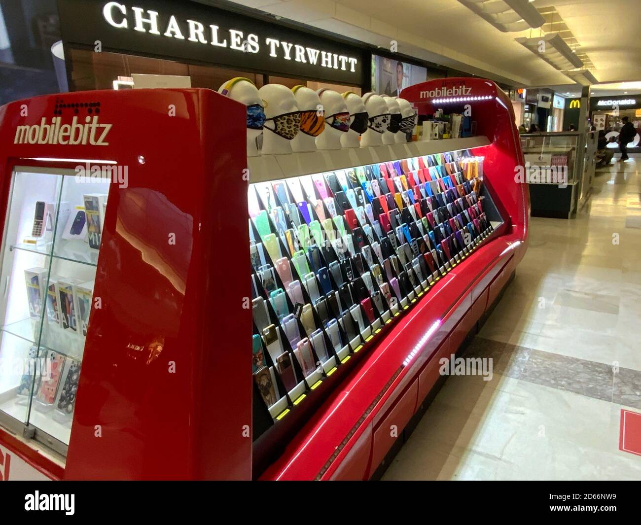 Mobilebitz Display-Ständer mit Handyhüllen, Masken etc. In Brent Cross, London, England Stockfoto