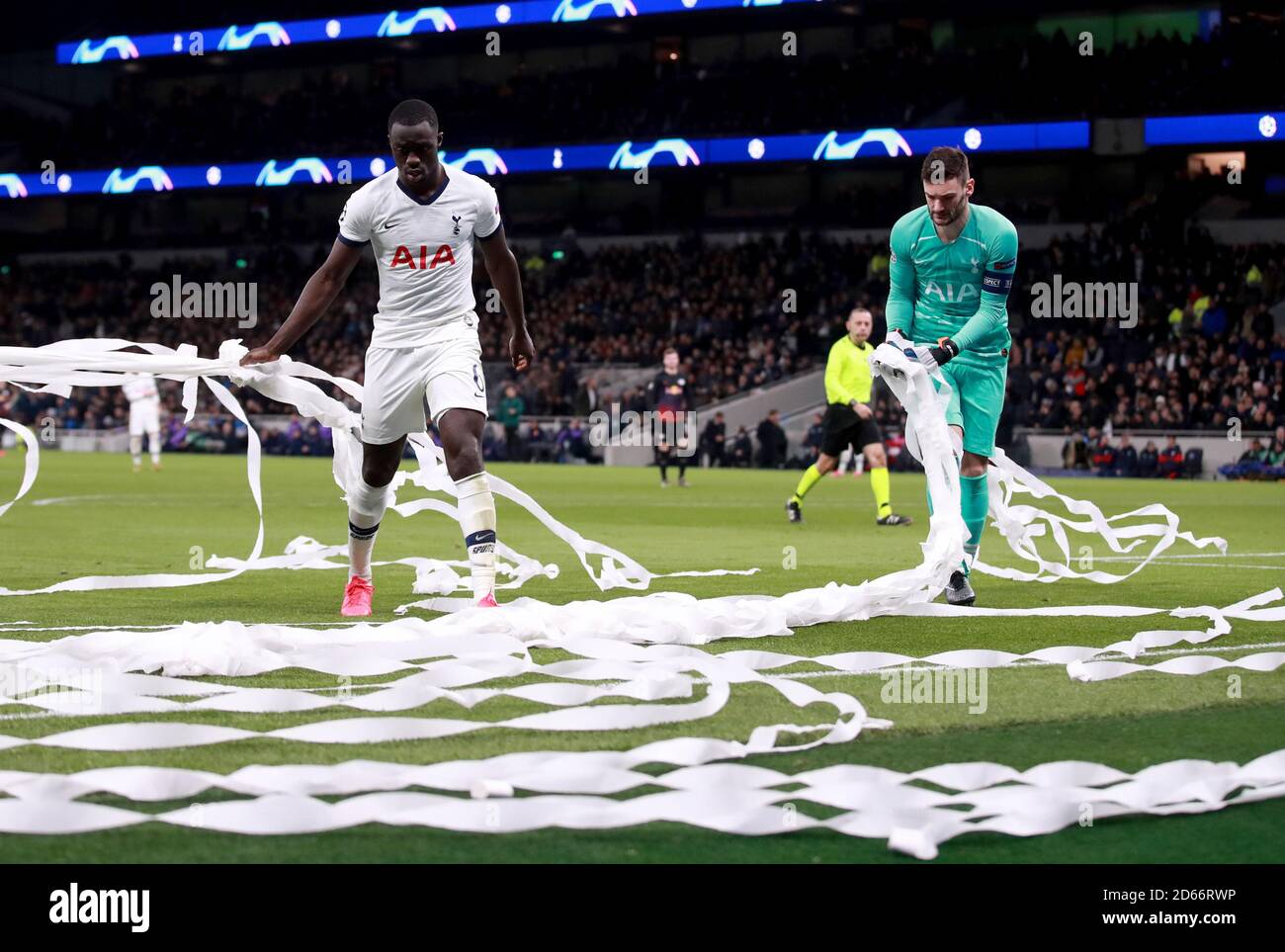 Tottenham Hotspur's Davinson Sanchez (links) und Torhüter Hugo Lloris (rechts) haben klare Papiere von RB-Leipziger Fans auf das Spielfeld geworfen Stockfoto