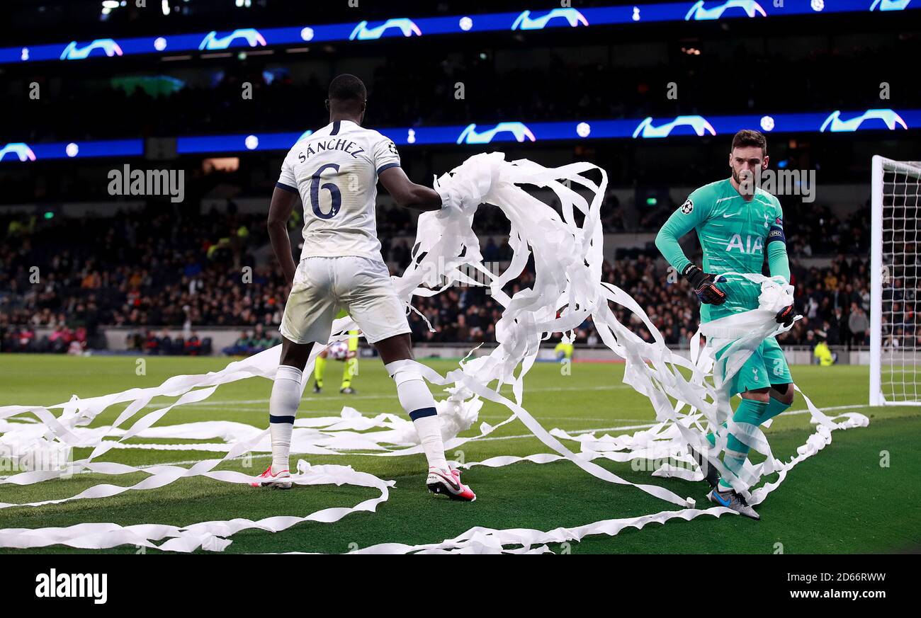 Tottenham Hotspur's Davinson Sanchez (links) und Torhüter Hugo Lloris (rechts) haben klare Papiere von RB-Leipziger Fans auf das Spielfeld geworfen Stockfoto