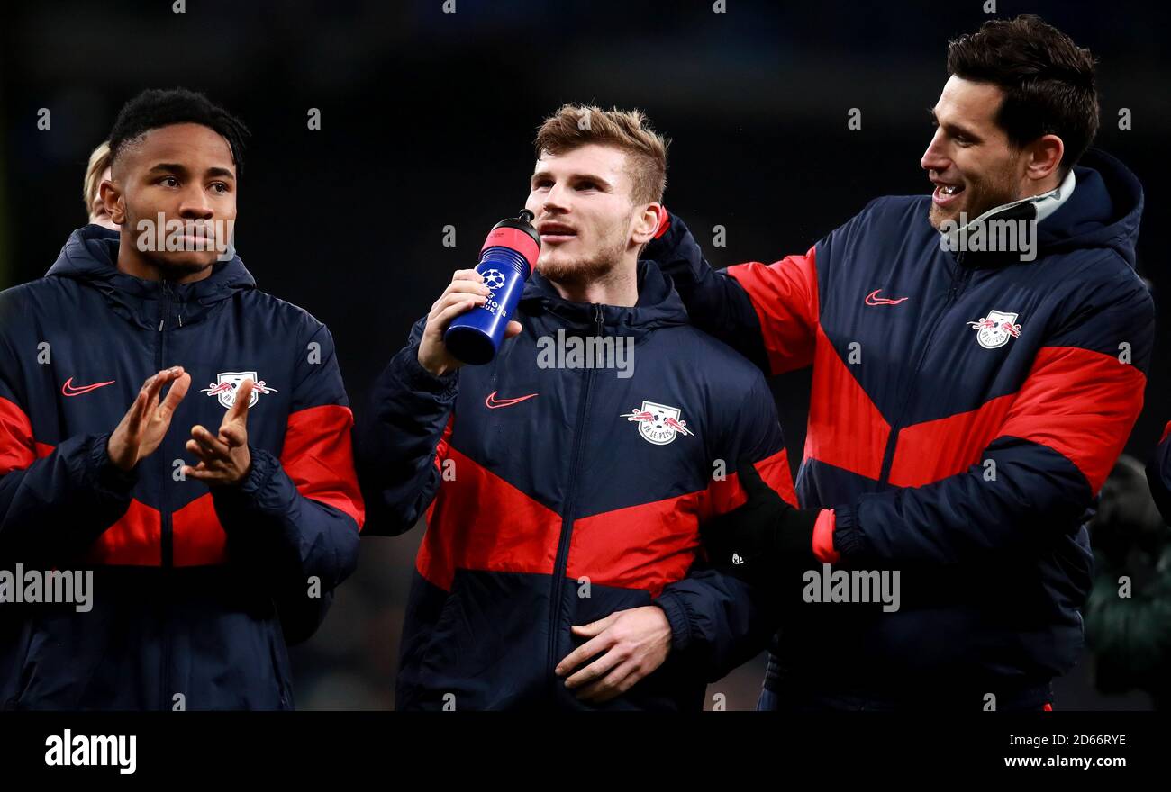 RB-Leipziger Timo Werner (Mitte) feiert nach dem Schlusspfiff mit Teamkollege Philipp Tschauner (rechts) und Christopher Nkunku (links) den Sieg Stockfoto