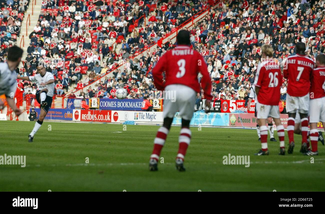 Youri Djorkaeff von Bolton Wanderers erzielt seinen zweiten Treffer mit Curling Der Ball über und um die Charlton Wand Stockfoto Youri Djorkaeff von Bolton Wanderers erzielt seinen zweiten Treffer mit Curling Der Ball über und um die Charlton Wand Stockfoto