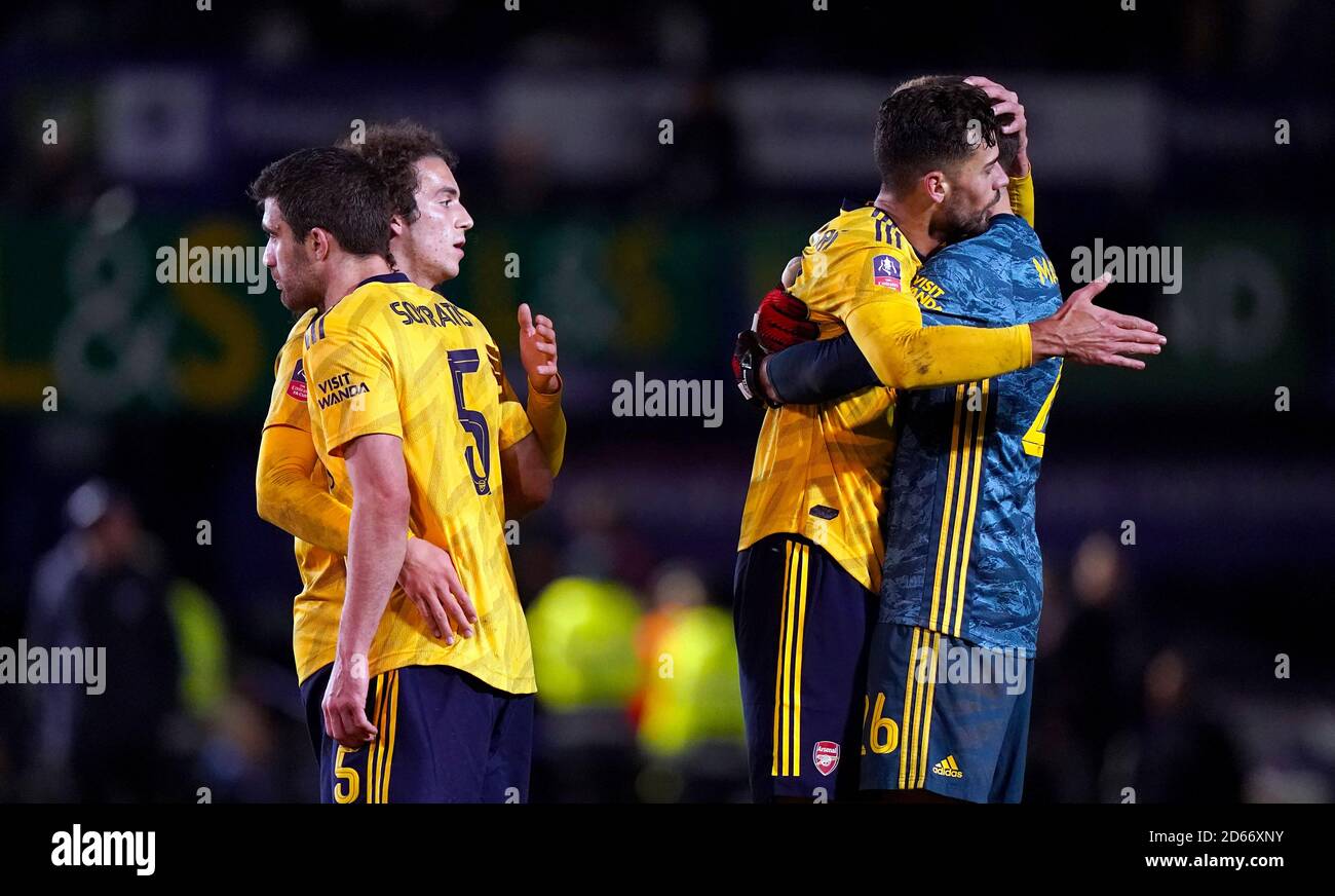 (Von links nach rechts) nach dem Abpfiff umarmen sich Arsenals Matteo Guendouzi, Sokratis Papastathopoulos, Villar Pablo Mari und Damian Martinez Stockfoto