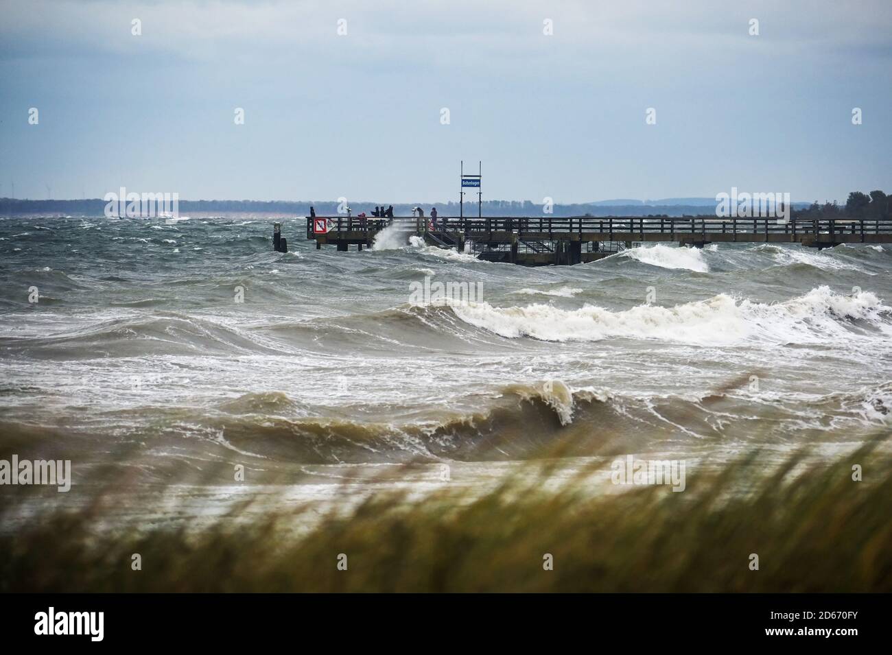 Ostseepier bei Sturm und hohen Wellen am Strand des Ferienortes Boltenhagen in Mecklenburg-Vorpommern, Deutschland, Kopierraum, sele Stockfoto