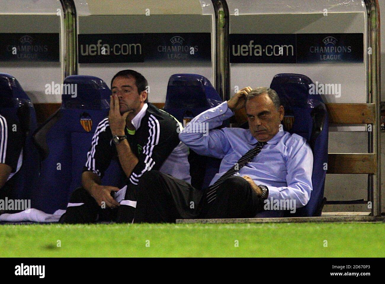 Chelsea-Manager Avram Grant (r) und Assistent Steve Clarke Look Ein von der Touchline Stockfoto