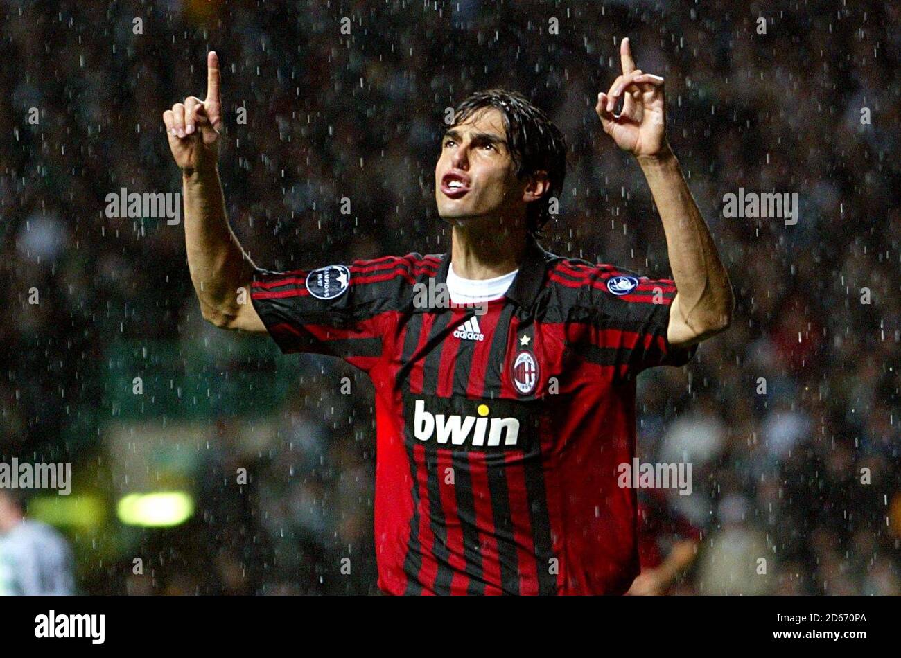 Ricardo Kaka von AC Milan feiert, nachdem er vom Strafpunkt aus einen Treffer erzielt hat, um seine Seite wieder auf die Level-Bedingungen zu bringen. Stockfoto