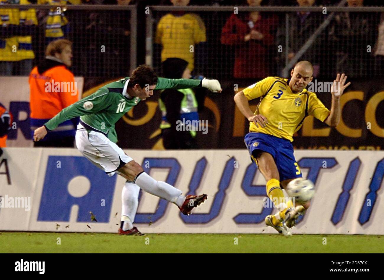 Kyle Lafferty (links) aus Nordirland erzielt das zweite Tor des Spiels. Stockfoto