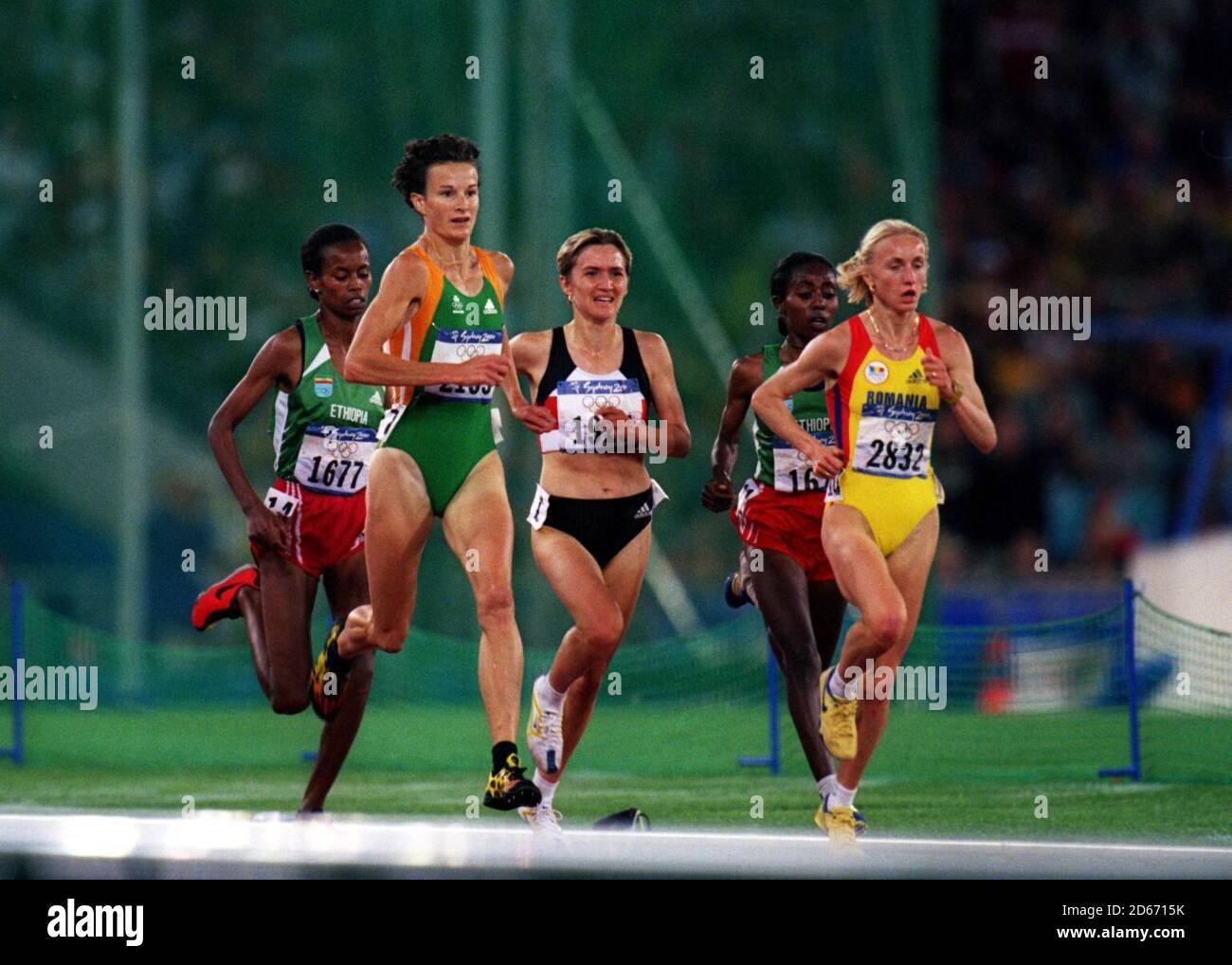 (L-R) die Äthiopierin Ayelech Worku, die Irin Sonia O'Sullivan, die Deutsche Irina Mikitenko, die Äthiopierin Gete Wami und die Rumänin Gabriela Szabo kämpfen im Finale um eine Medaille Stockfoto