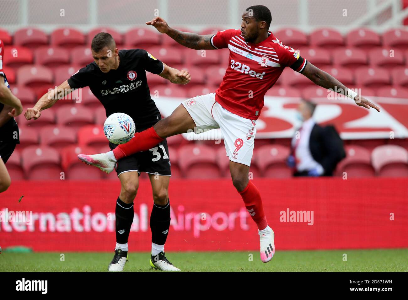 Britt Assombalonga von Middlesbrough und Filip Benkovic von Bristol City während des Sky Bet Championship-Spiels im Riverside Stadium in Middlesbrough Stockfoto