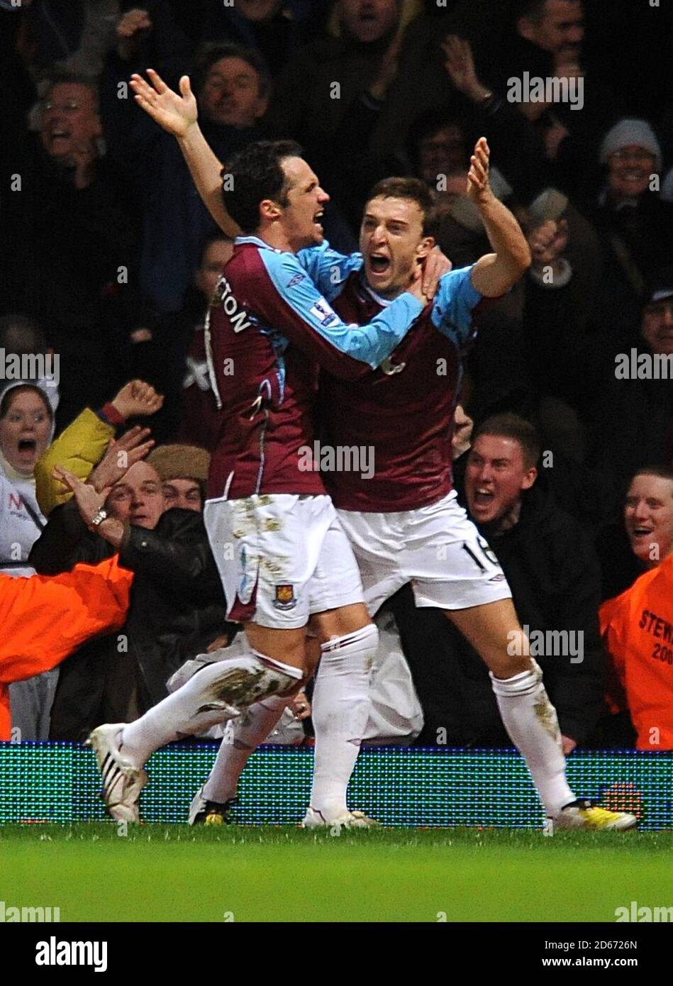 Mark Noble (r) von West Ham United feiert den Sieg Tor aus dem Strafpunkt mit Matthew Etherington Stockfoto