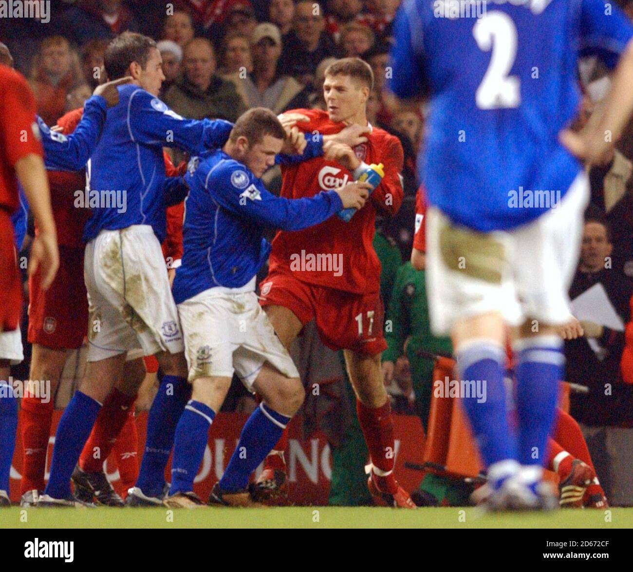 Evertons Wayne Rooney tritt in ein Schießspiel mit Liverpools Steven Gerrard ein. Stockfoto