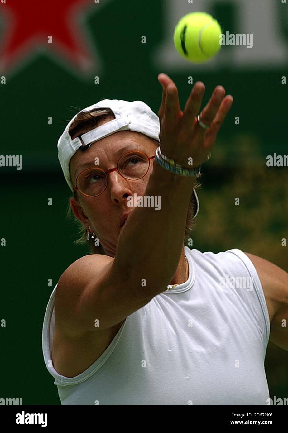 Martina Navratilova erspielt mit ihrem Partner Leander Paes gegen Todd Woodbridge und Eleni Daniilidou einen Aufschlag auf ihrem Weg zum Mixed Doubles Final. Stockfoto