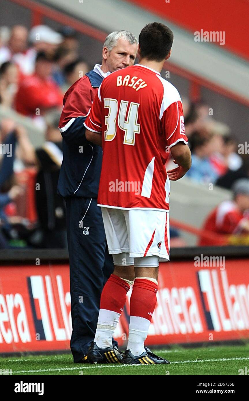 Grant Basey von Charlton Athletic spricht mit Manager Alan Pardew Stockfoto