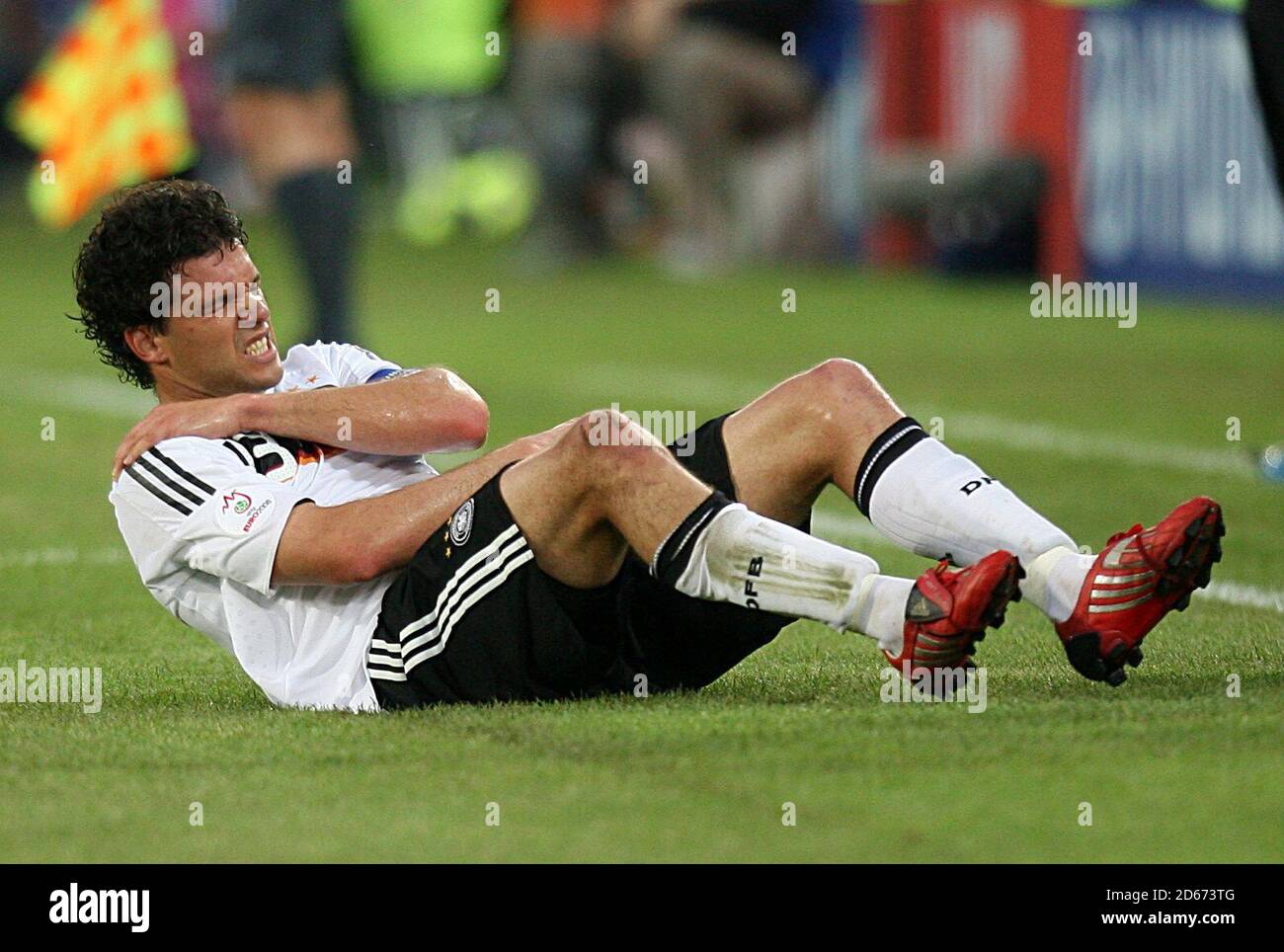 Der deutsche Michael Ballack hält sich nach einer Herausforderung die Schulter Stockfoto