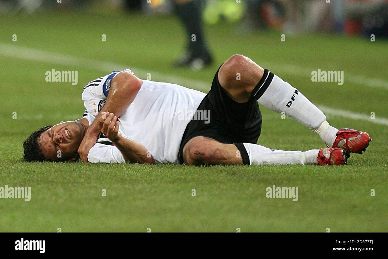 Deutschlands Michael Ballack liegt nach einer Herausforderung verletzt Stockfoto