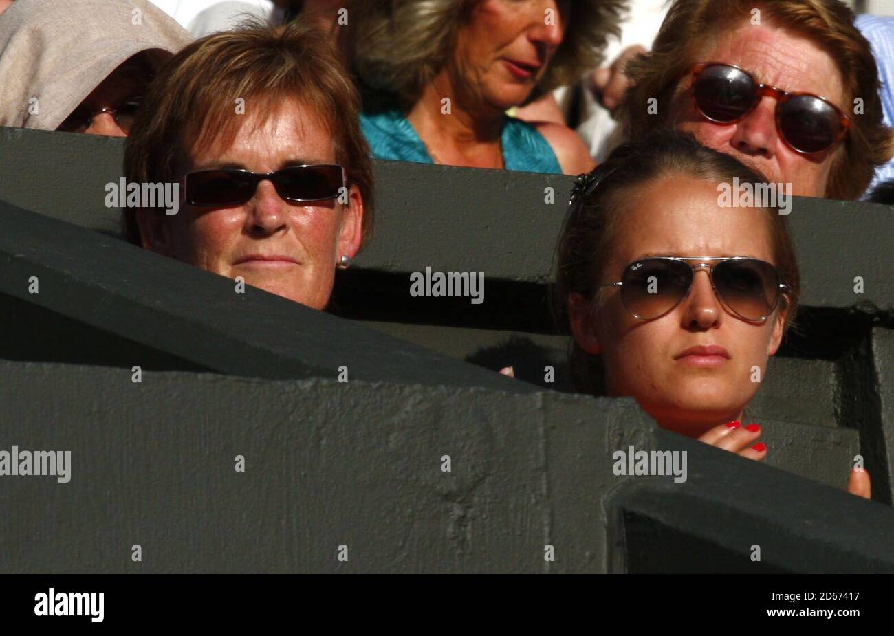 Andy Murrays Mutter, Judy (links) mit seiner Freundin Kim Sears, während sie ihn in Aktion auf dem Center Court beobachten Stockfoto