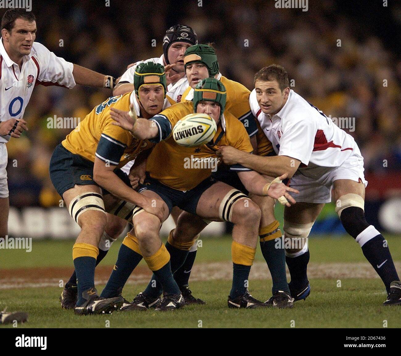 Alle Augen auf den Ball. Bei einer Niederlage im Ruck sind alle Spieler mit den Augen fokussiert (England Martin Johnson (l) und Steve Borthwick (r))) Stockfoto