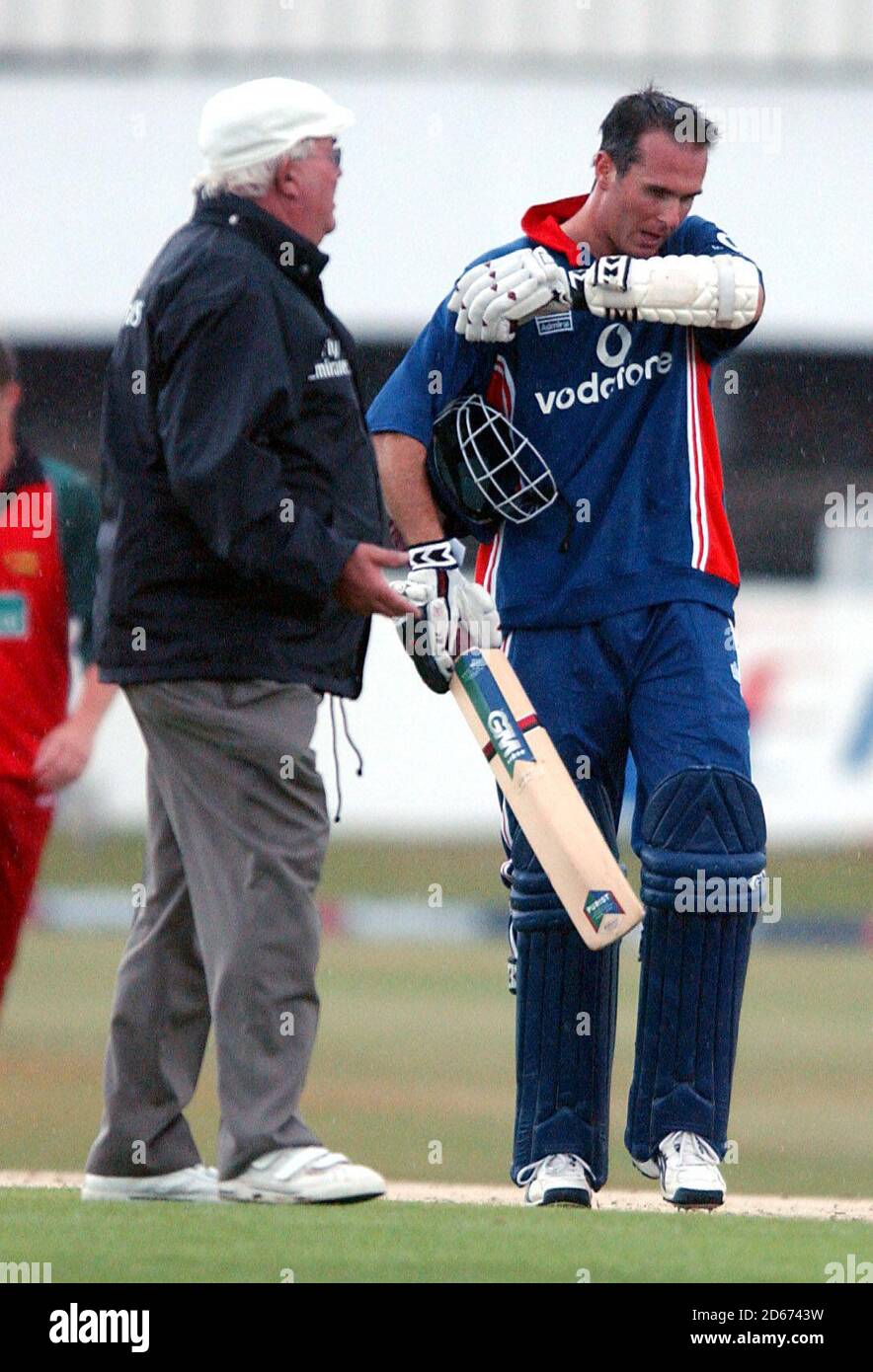 Englands Michael Vaughan geht los, nachdem das Spiel aufgegeben wurde Mit England am 81 für 5 Wickets Stockfoto