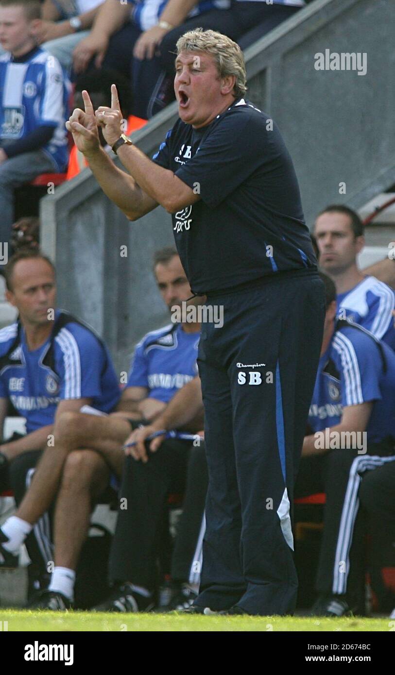 Steve Bruce, Manager von Wigan Athletic, an der Touchline Stockfoto