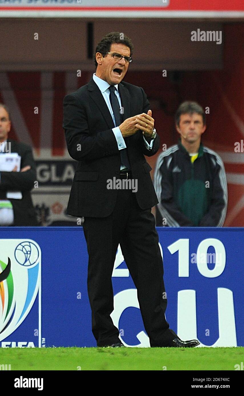 England-Manager Fabio Capello lenkt seine Spieler von der Touchline aus Stockfoto