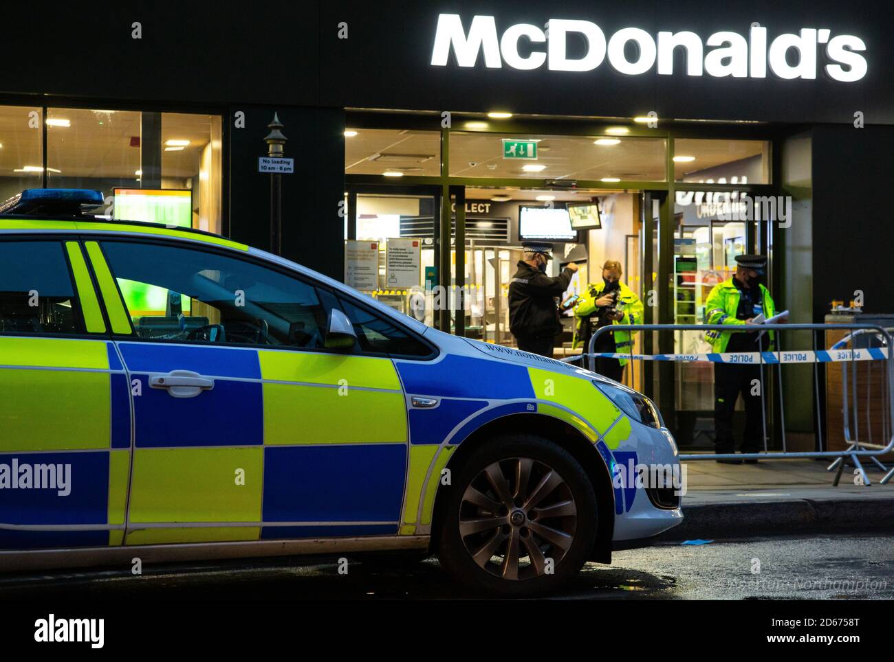 Vor dem Laden ist ein Polizeiauto abgefahren. Stockfoto