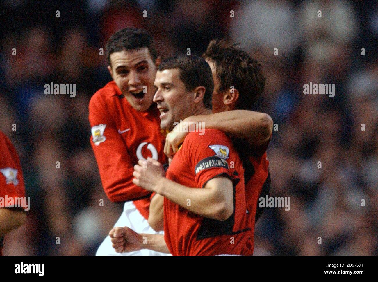 John O'Shea und Gary Neville von Manchester United gratulieren Roy Keane Beim Erreichen ihres dritten Tores Stockfoto