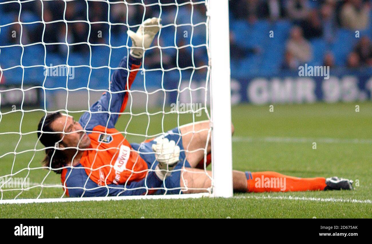 David Seaman von Manchester City wird von Sebastian Mila von Groclin geschlagen Für ihr gleichmäßiges Ziel Stockfoto