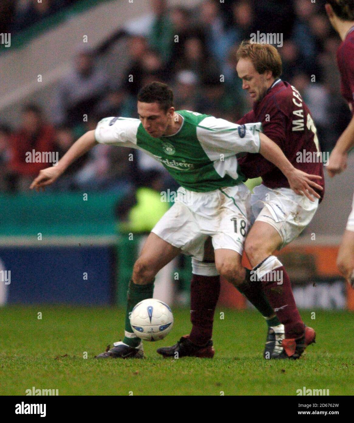 Hibernians Scott Brown kämpft mit um den Ballbesitz Im Herzen von Midlothians Neil Macfarlane Stockfoto