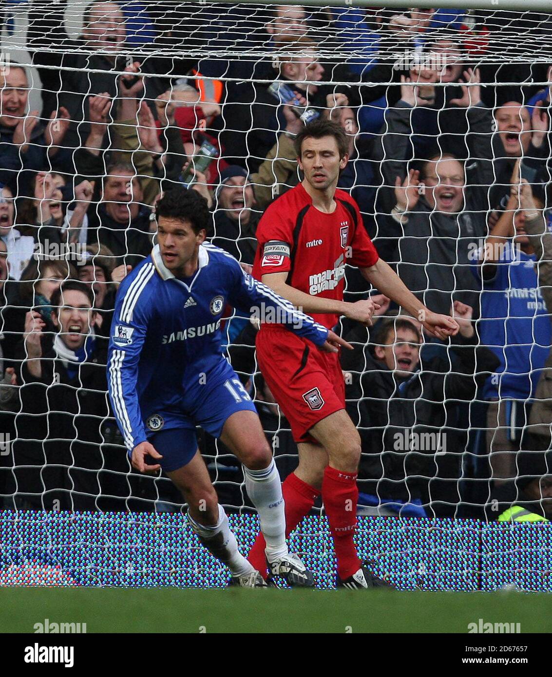 Chelsea's Michael Ballack feiert, nachdem er das 1. Tor seines Teams erzielt hat Stockfoto