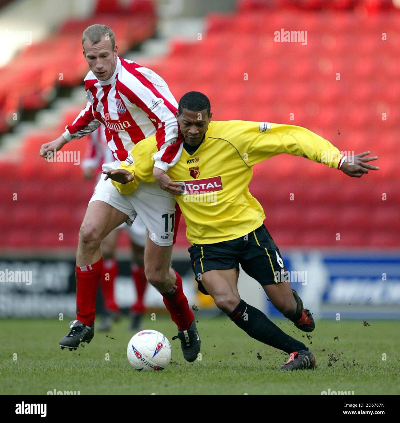 Peter Hoekstra (l) von Stoke City hält Watfords Micah Hyde zurück (r) Stockfoto