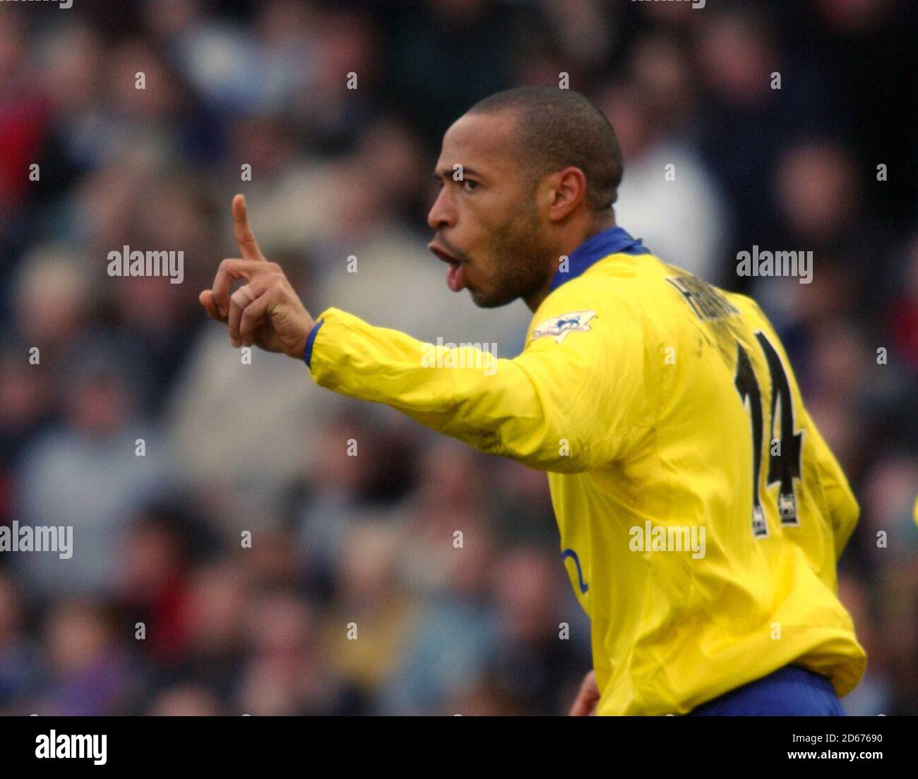 Thierry Henry von Arsenal zeigt mit dem Finger auf Blackburns Craig Short (Nicht im Bild), nachdem sie ihr Eröffnungstreffer erzielt haben Stockfoto