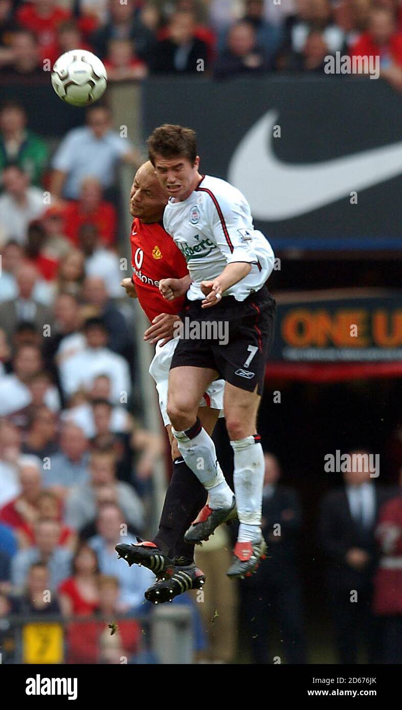 Manchester United's Wes Brown und Liverpool's Harry Kewell springen für Eine Kopfzeile Stockfoto