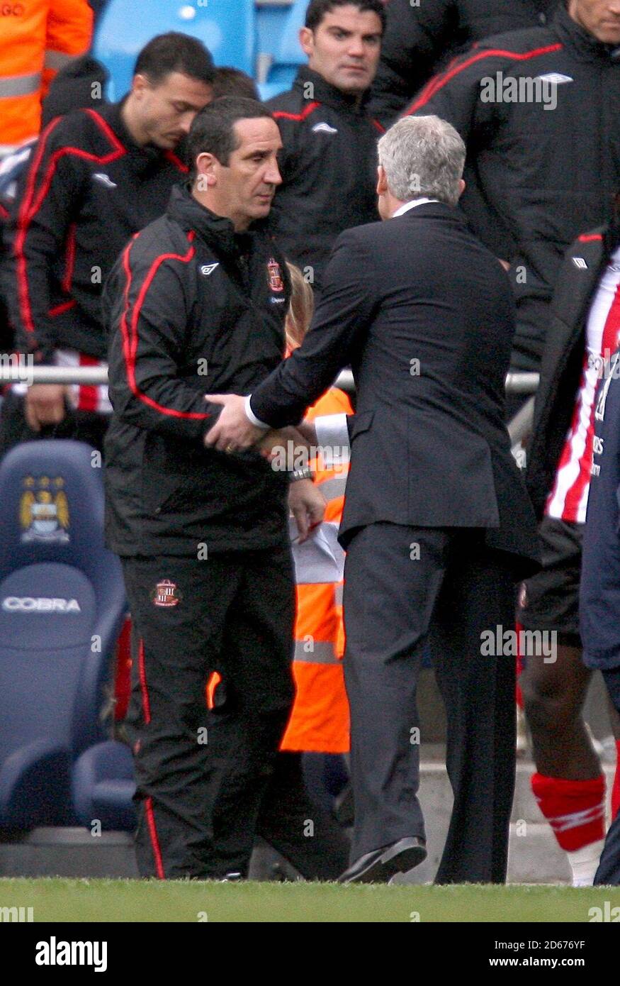 Sunderland-Manager Ricky Sbragia (links) schüttelt Manchester City die Hände manager Mark Hughes nach dem Spiel Stockfoto