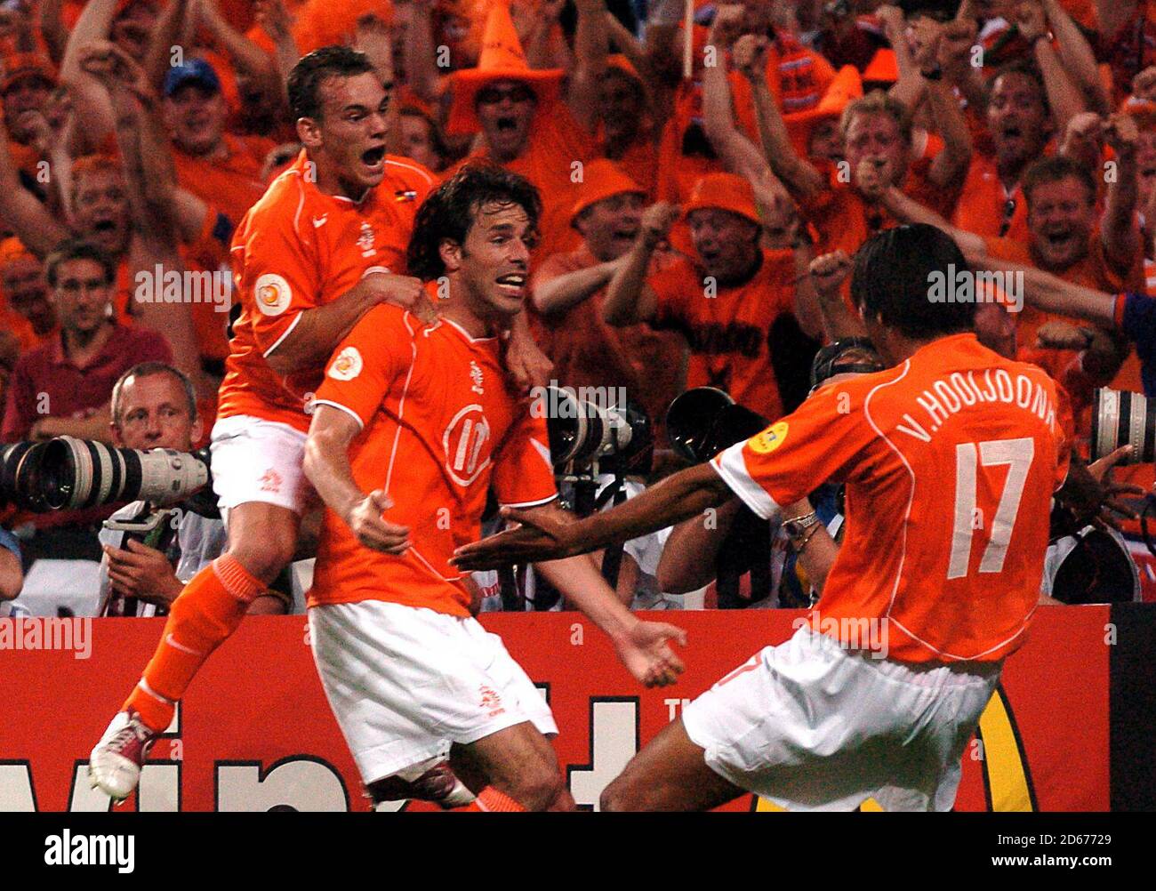 Der Holländer Ruud van Nistelrooy feiert den Ausgleich mit Teamkollegen Rafael Van der Vaart (l.) und Pierre Van Hooijdonk (r.) Stockfoto