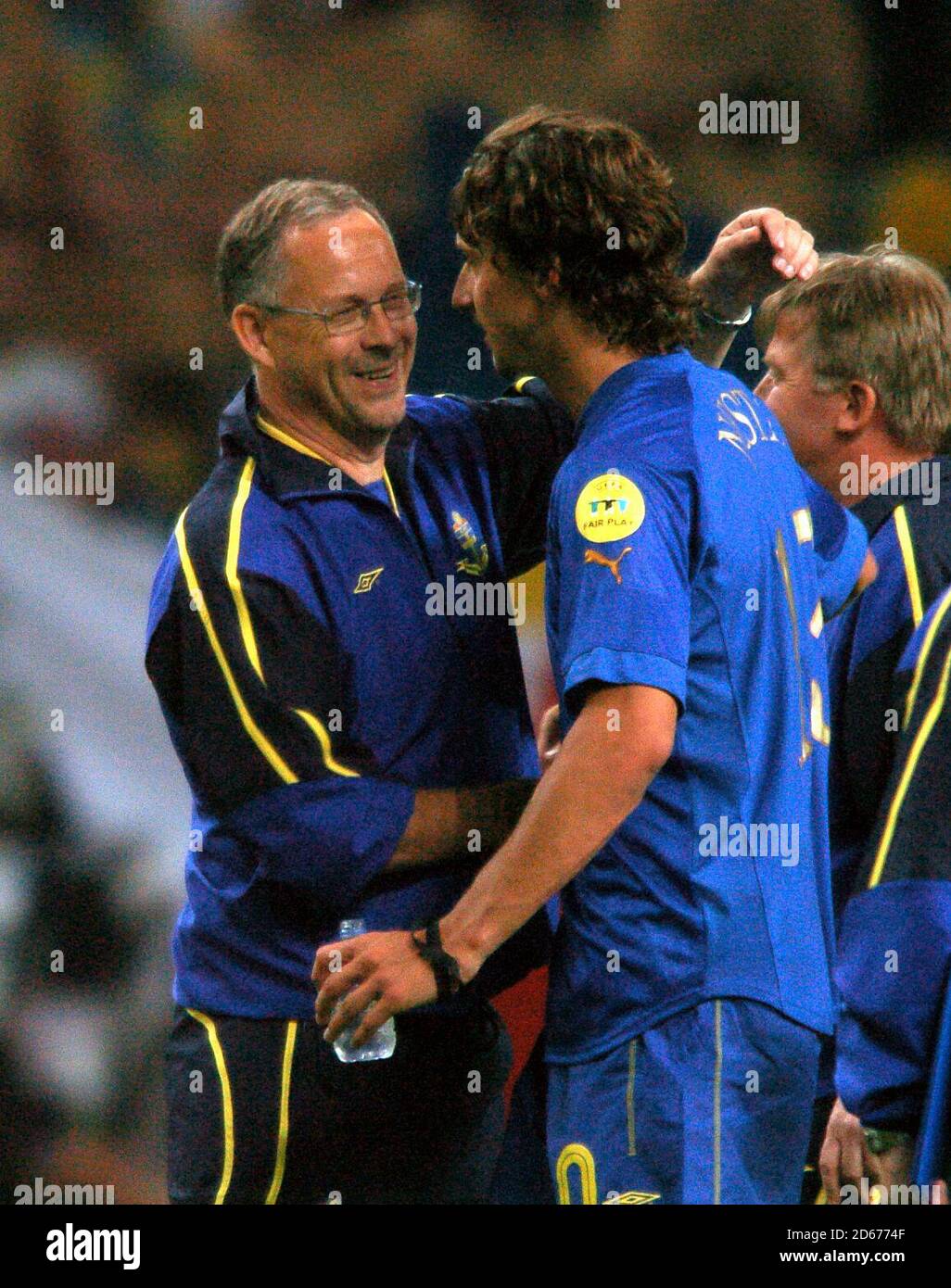 Schweden-Trainer Lars Lagerback (l) gratuliert Zlatan Ibrahimovic bei der Ende des Spiels Stockfoto