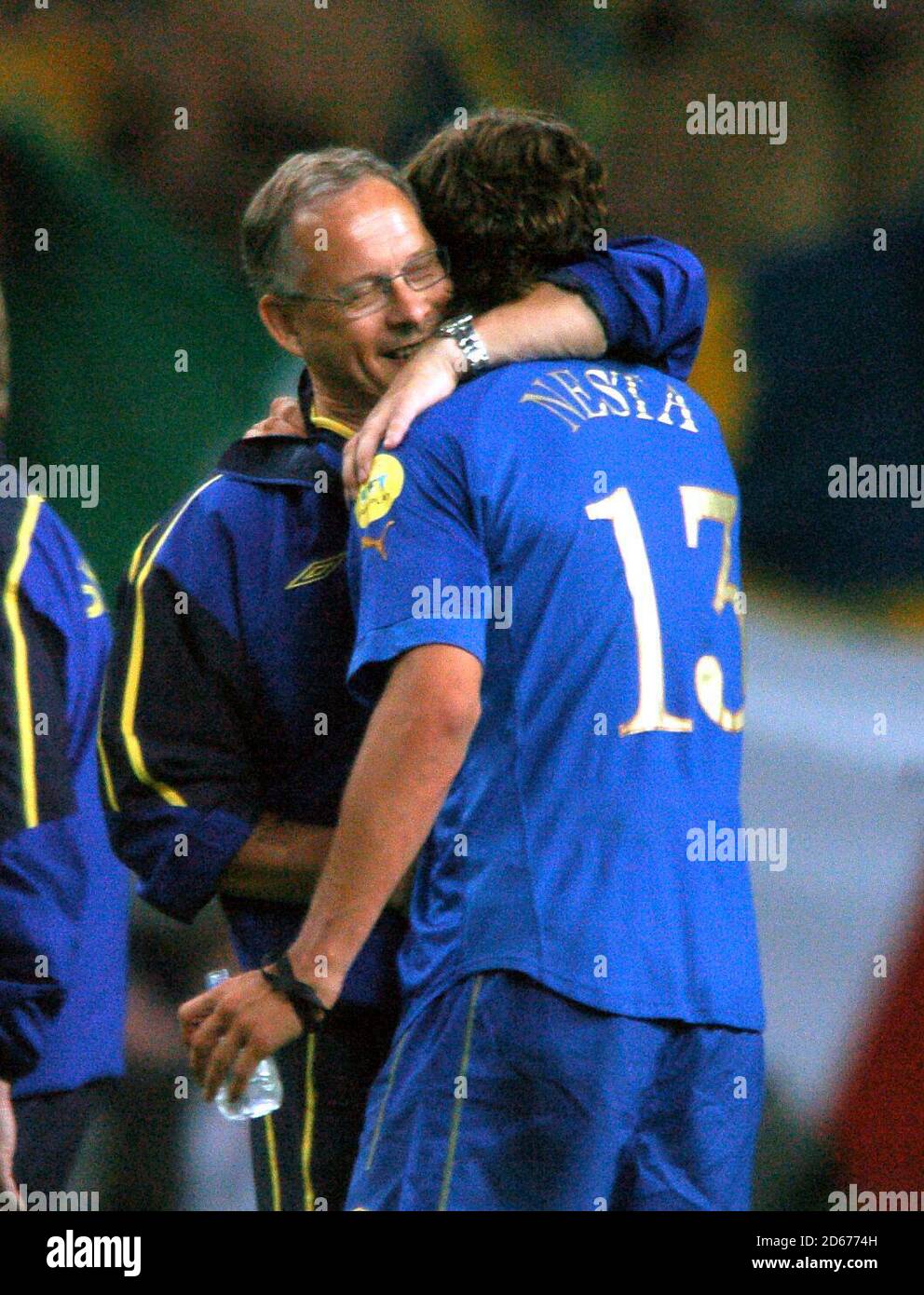 Schweden-Trainer Lars Lagerback (l) gratuliert Zlatan Ibrahimovic bei der Ende des Spiels Stockfoto