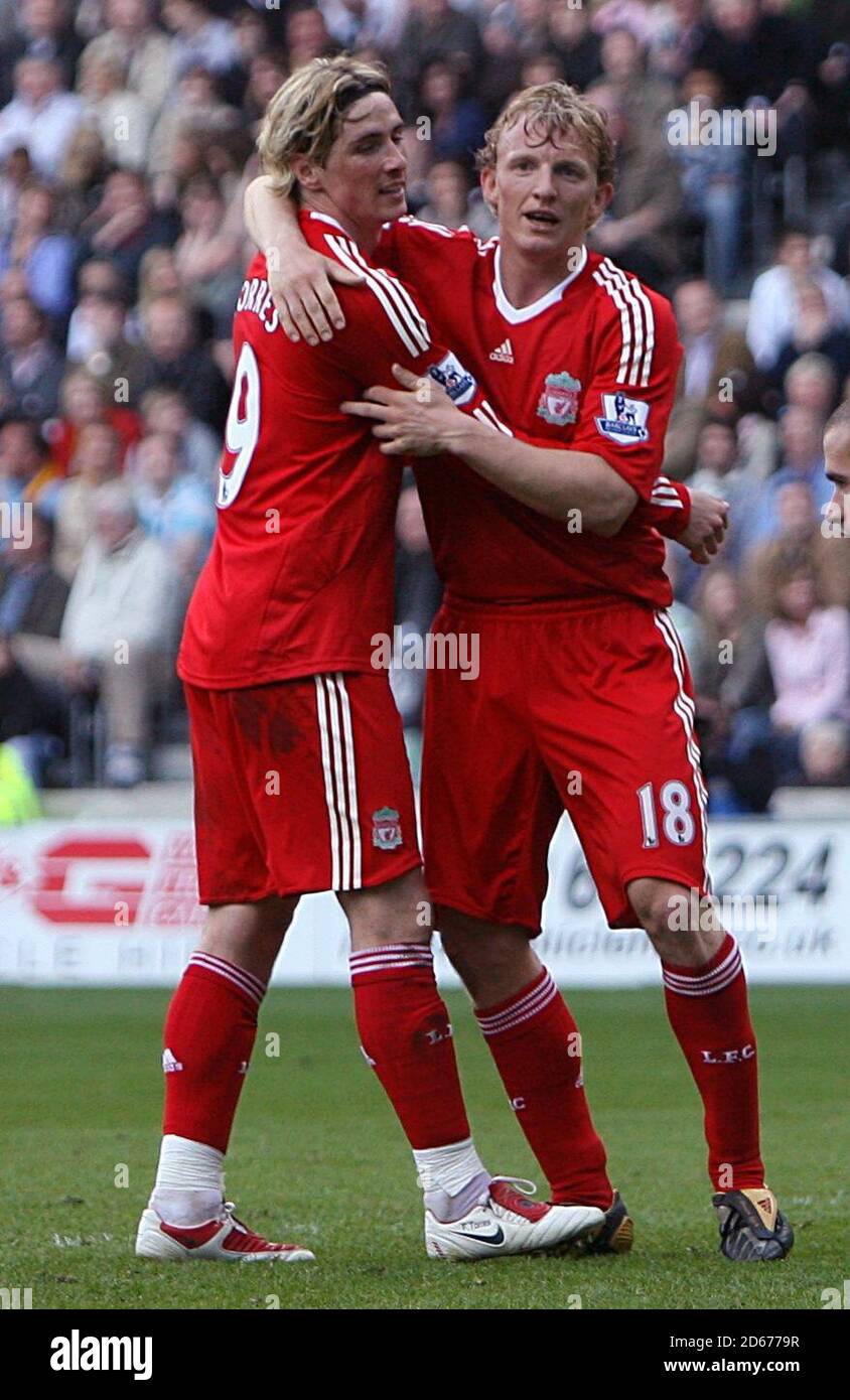 Liverpools Dirk Kuyt (rechts) feiert mit Teamkollege Fernando Torres (links) das dritte Tor. Stockfoto