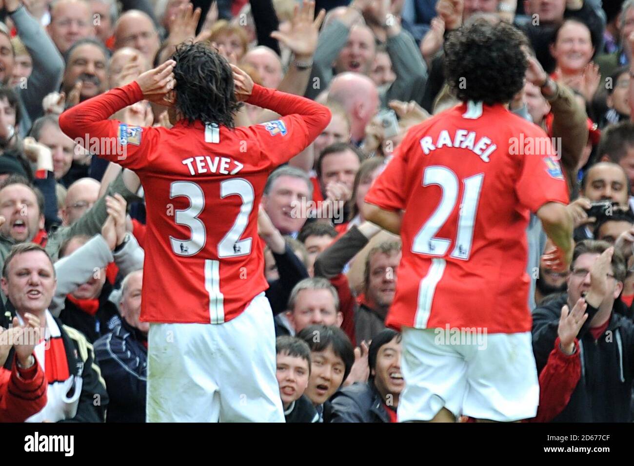 Carlos Tevez von Manchester United (links) feiert nach dem Tor zu seinen Seiten Zweites Tor des Spiels Stockfoto