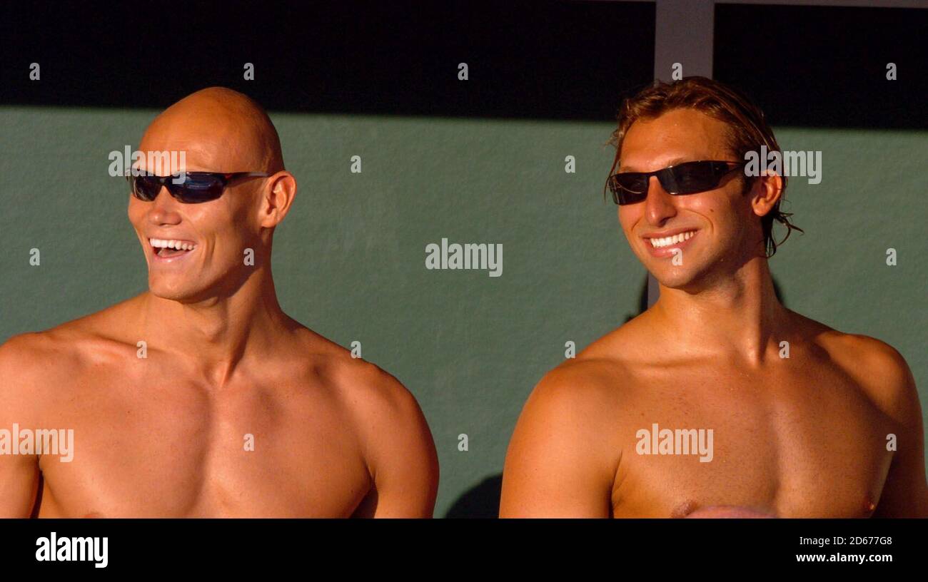 Die australischen Teamkollegen Michael Klim (l) und Ian Thorpe (r) entspannen sich An ihrem Tag frei und feuern ihren Teamkollegen Leisel an Jones im Finale Stockfoto