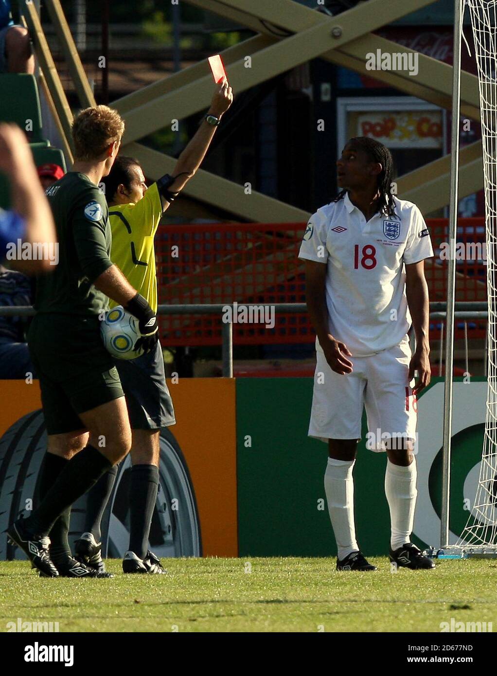 Englands Michael Mancienne sieht mit Bestürze so an, wie er ist Gezeigt wird die rote Karte von Schiedsrichter Cuneyt Cakir Stockfoto