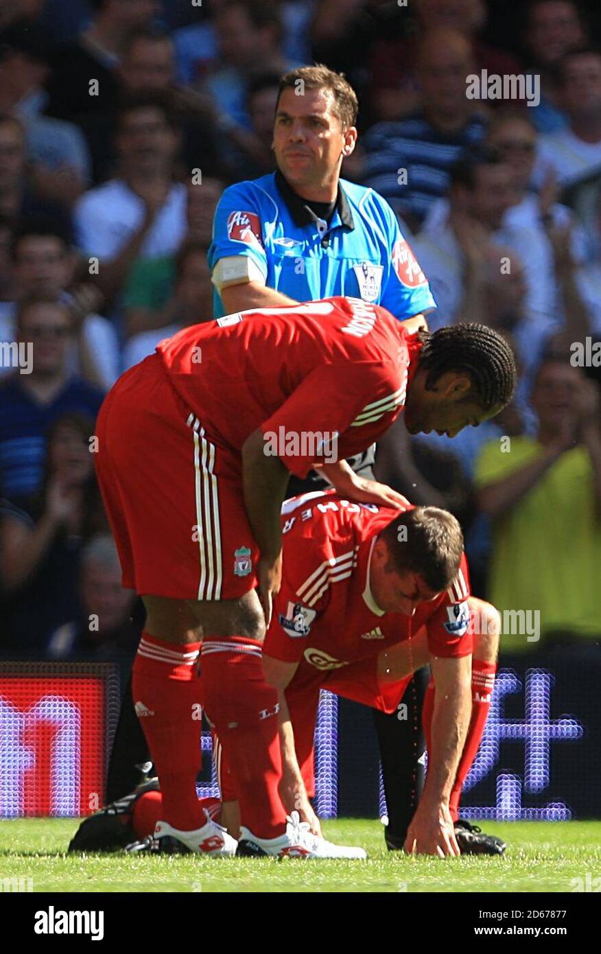 Blut fließt aus einer Kopfwunde von Liverpools Jamie Carragher Nach einem Zusammenstoß der Köpfe mit Teamkollege Martin Skrtel Stockfoto