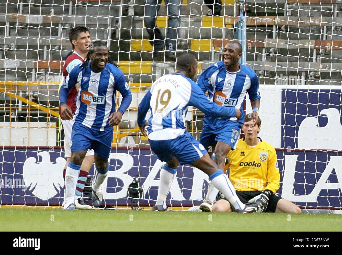 Emmerson Boyce von Wigan Athletic (2. Rechts) feiert nach dem dritten Tor. Burnley-Torwart Diego Penny (rechts) sieht dejected aus Stockfoto