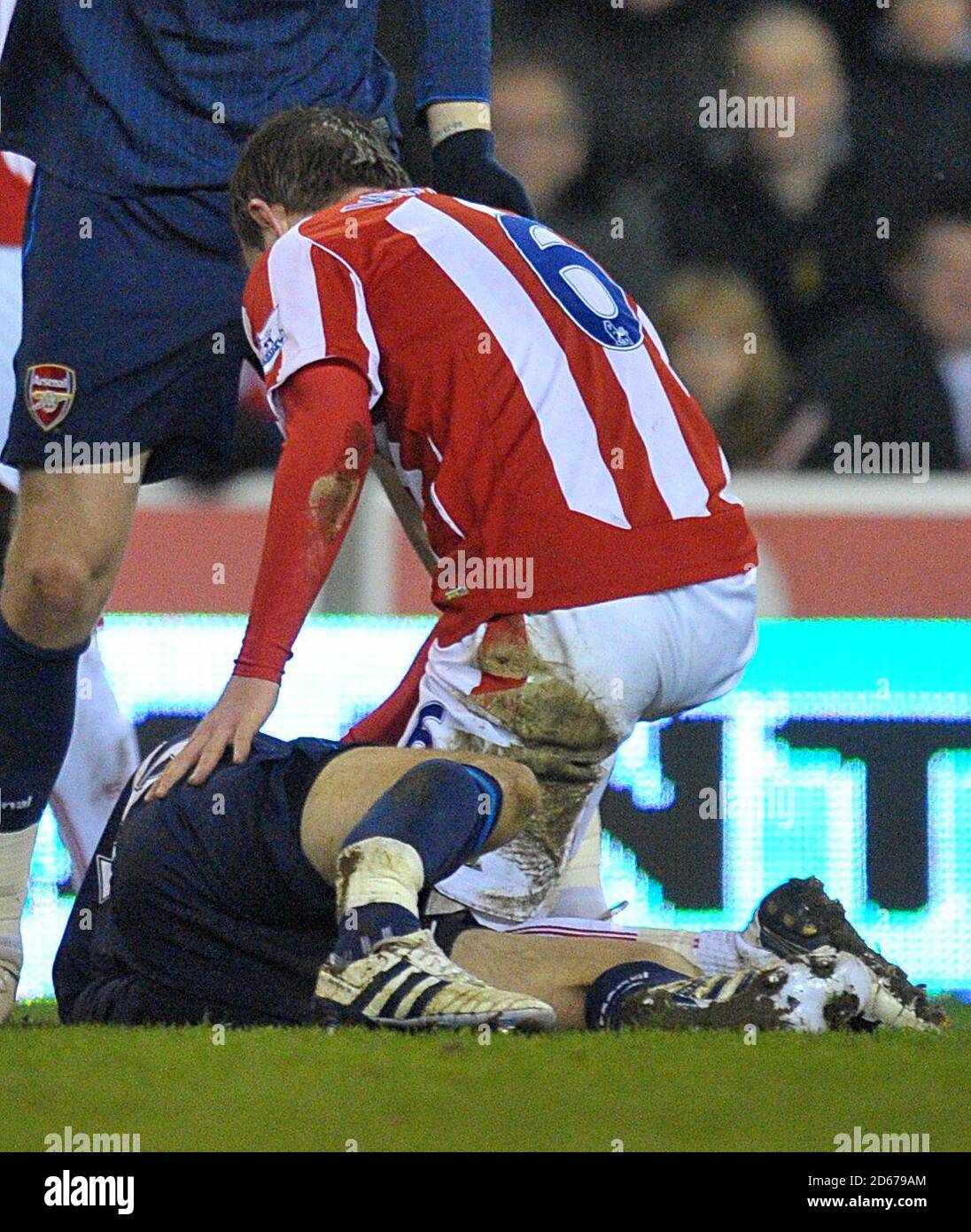 Arsenals Aaron Ramsey (links) liegt verletzt am Boden. Stockfoto