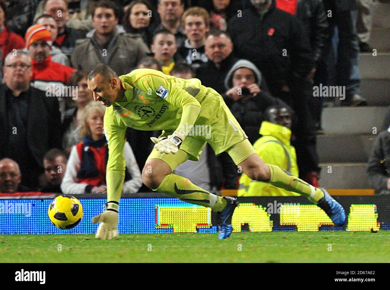 Tottenham Hotspur's Heurelho Gomes hält Luis Nani (nicht im Bild) von Manchester United am zweiten Tor fest. Stockfoto